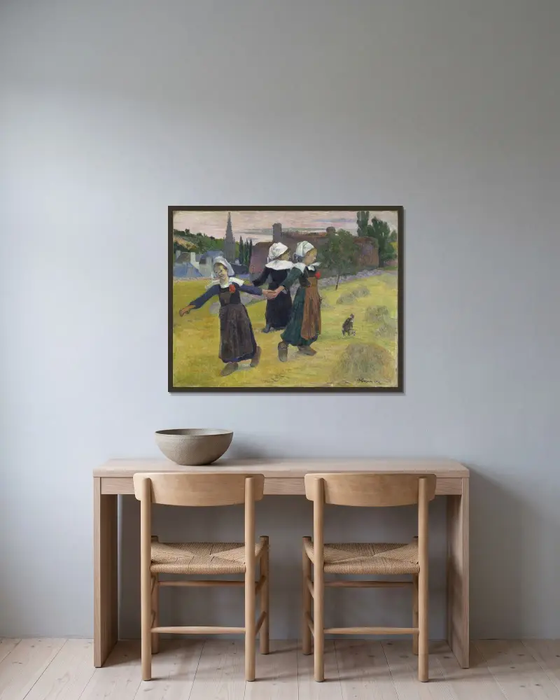 Breton Girls Dancing,Pont-Aven av Paul Gauguin inramad på en vägg