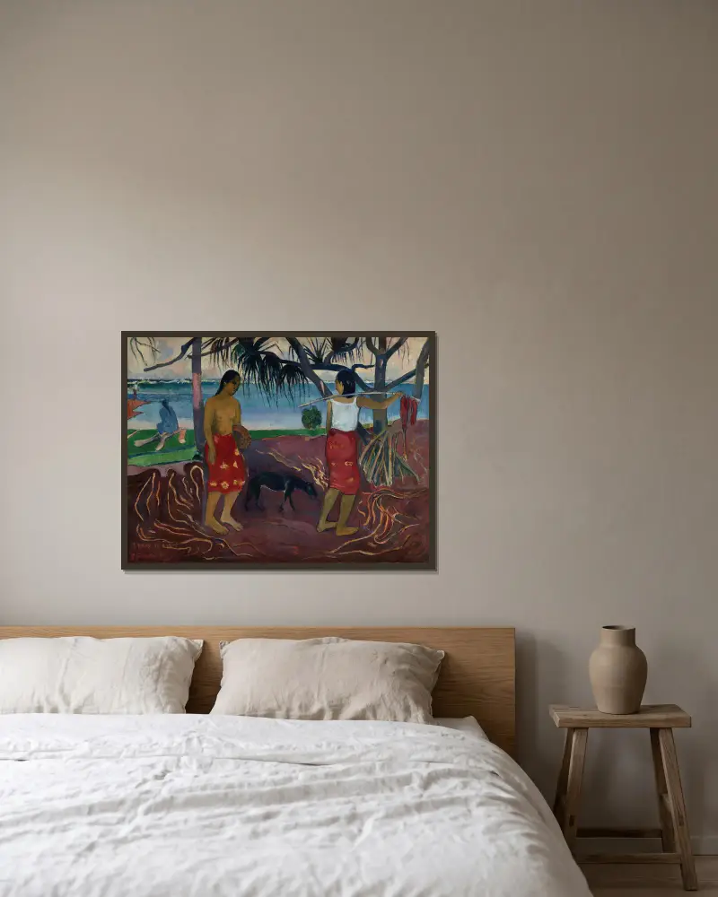 I Raro te Oviri (Under the Pandanus) av Paul Gauguin inramad på en vägg