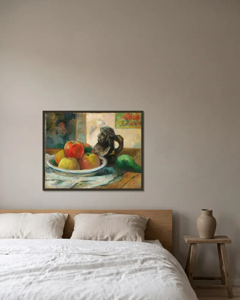 Stilleben med äpplen, ett päron och en keramisk porträttkanna av Paul Gauguin inramad på en vägg