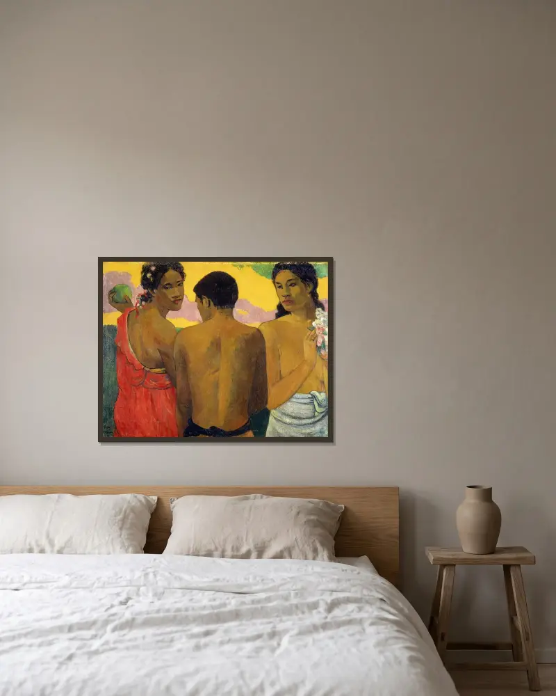 Drei Tahitianerinnen von Paul Gauguin gerahmt an einer Wand