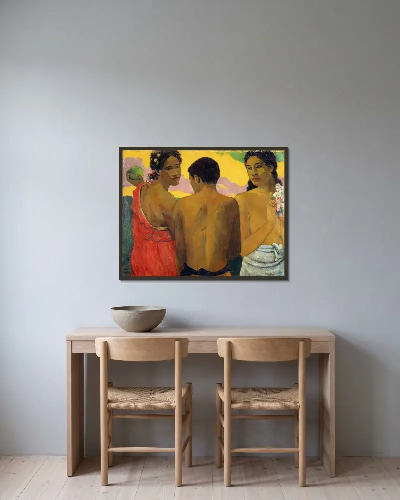 Drei Tahitianerinnen von Paul Gauguin gerahmt an einer Wand