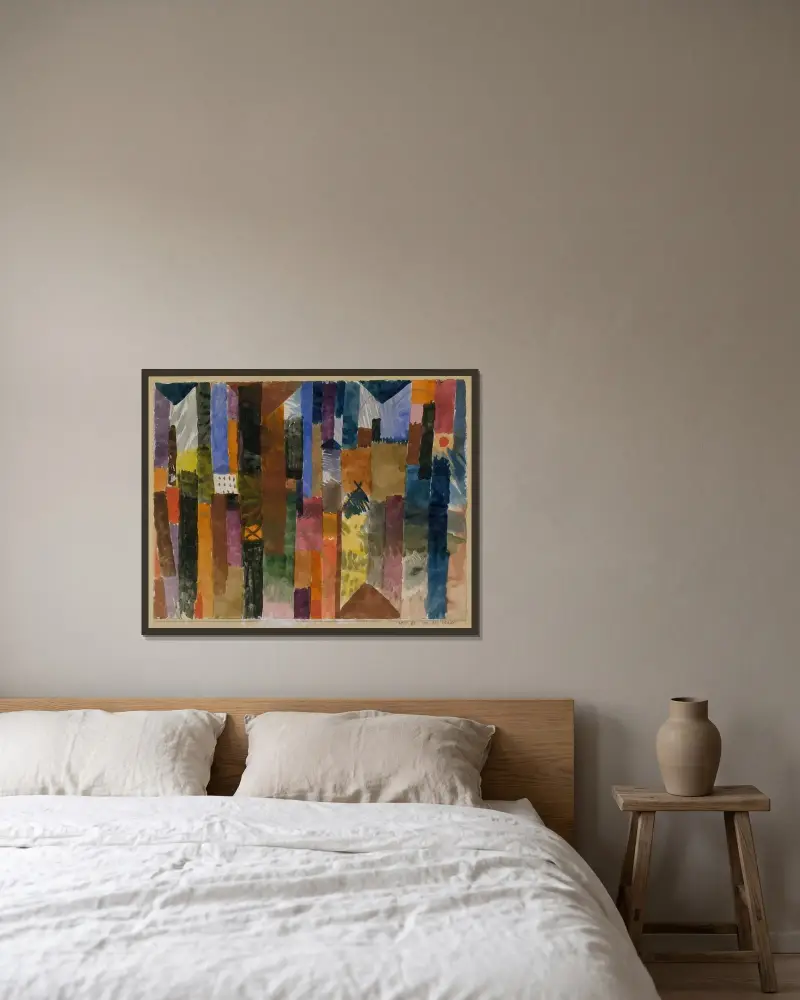 Vor der Stadt von Paul Klee gerahmt an einer Wand