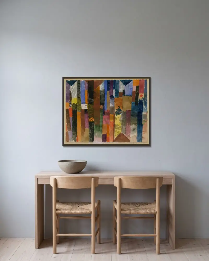 Vor der Stadt von Paul Klee gerahmt an einer Wand