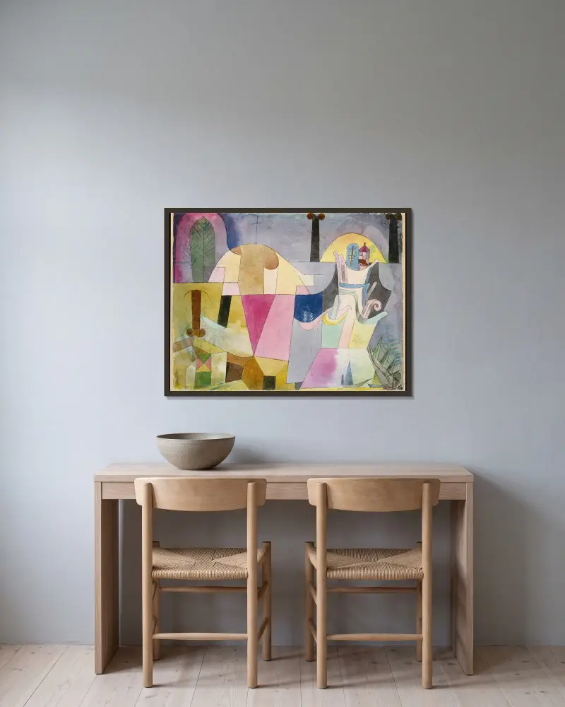 Schwarze Säulen in einer Landschaft von Paul Klee gerahmt an einer Wand