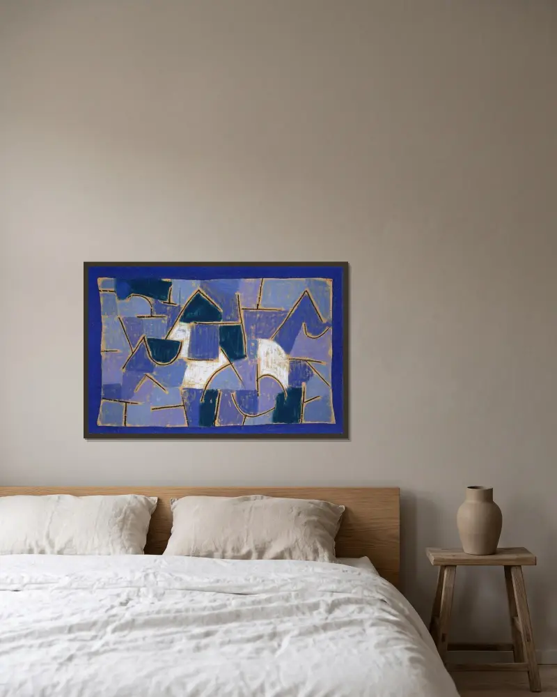 Blaue Nacht von Paul Klee gerahmt an einer Wand