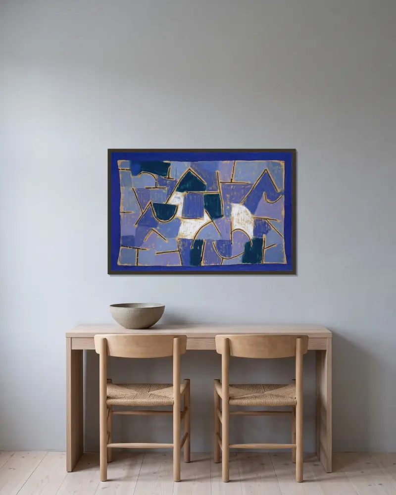 Blaue Nacht von Paul Klee gerahmt an einer Wand