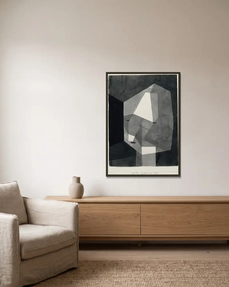 Zgrubnie ciosana głowa, Paul Klee w ramie na ścianie