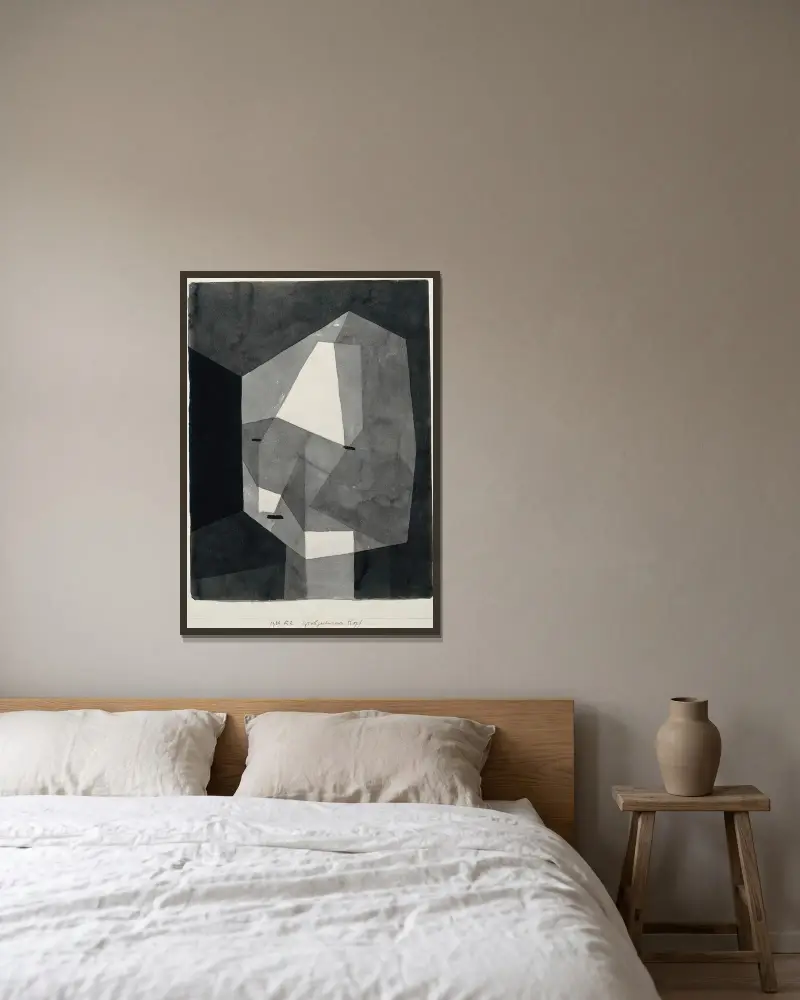 Zgrubnie ciosana głowa, Paul Klee w ramie na ścianie