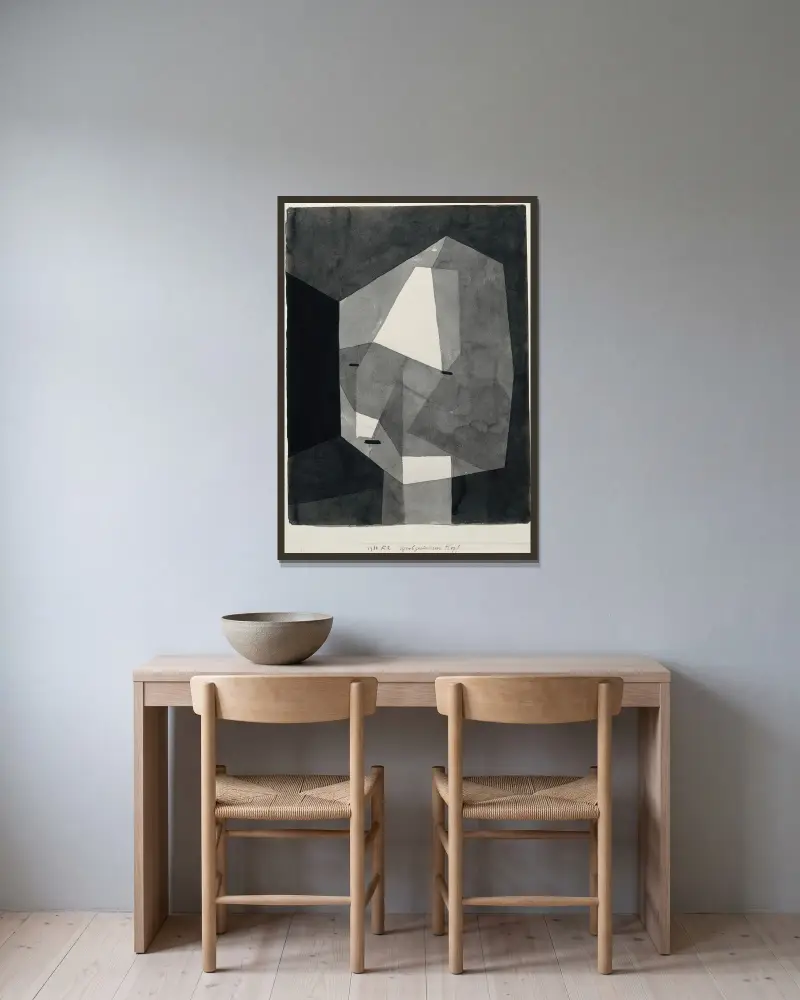 Zgrubnie ciosana głowa, Paul Klee w ramie na ścianie
