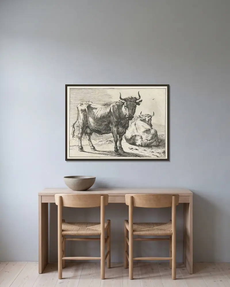 Eine stehende Kuh und eine liegende Kuh von Paulus Potter gerahmt an einer Wand