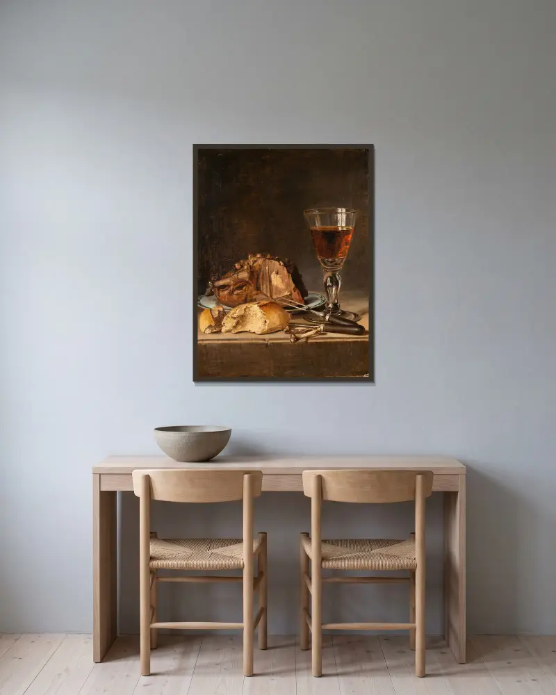 Stilleben med stekt fågel och vinglas av Pehr Hilleström inramad på en vägg