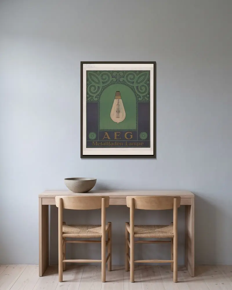 AEG Metallfaden-Lampe av Peter Behrens inramad på en vägg