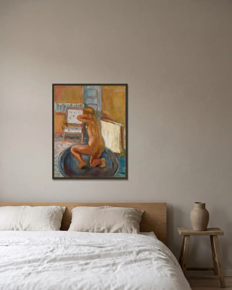Femme au tub av Pierre Bonnard inramad på en vägg