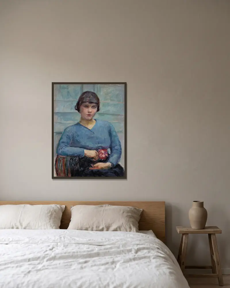 Jeune fille en bleu, à la rose av Pierre Bonnard inramad på en vägg