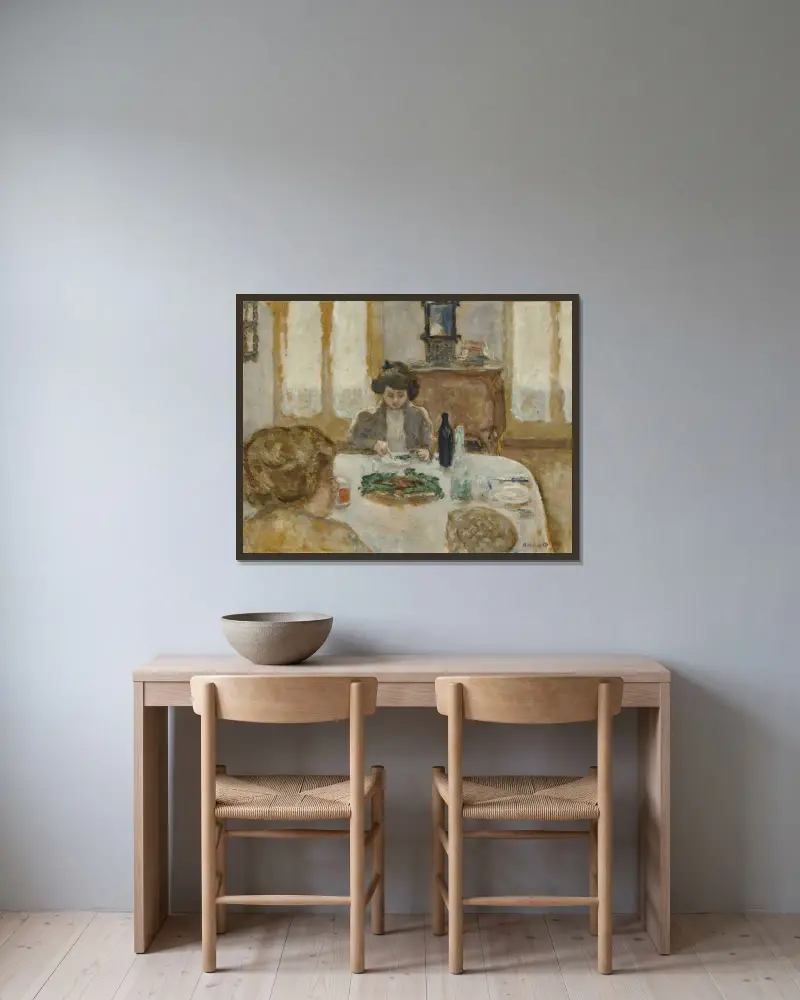 Le Déjeuner. Symphonie en gris ou Le Déjeuner gris (Mme Bonnard et Mlle Jeanne Meillier) av Pierre Bonnard inramad på en vägg