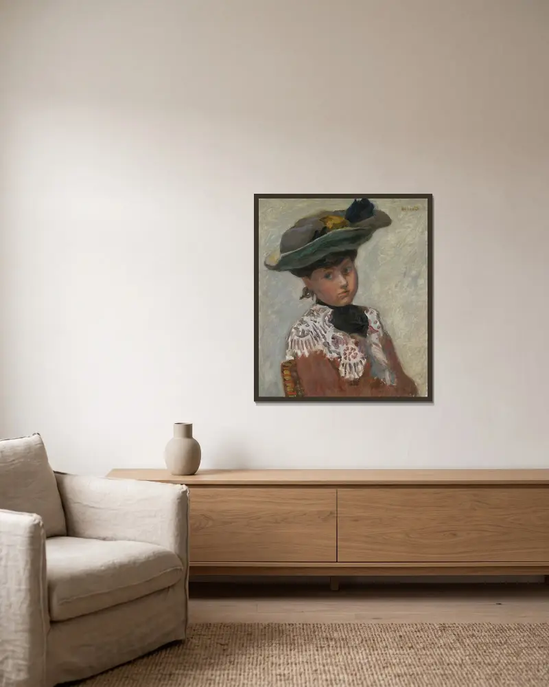 Portrait de Jeune Femme Or Le Chapeau av Pierre Bonnard inramad på en vägg