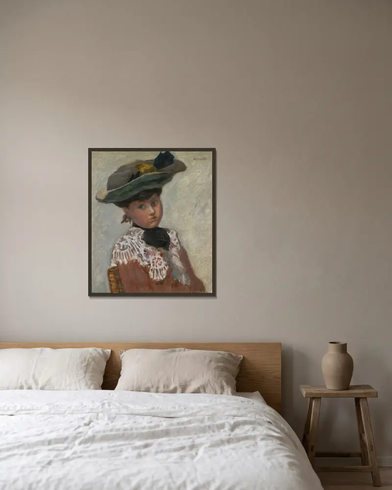 Portrait de Jeune Femme Or Le Chapeau av Pierre Bonnard inramad på en vägg