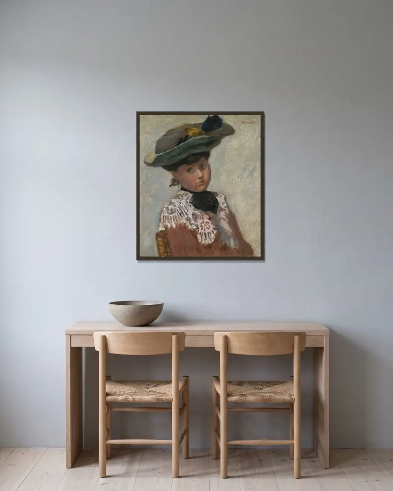 Portrait de Jeune Femme Or Le Chapeau av Pierre Bonnard inramad på en vägg