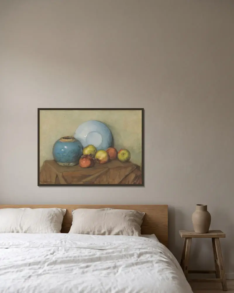 Äpplen, rund kruka och tallrik på ett bord av Piet Mondrian inramad på en vägg