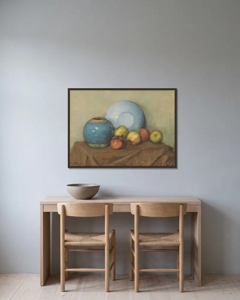 Äpplen, rund kruka och tallrik på ett bord av Piet Mondrian inramad på en vägg