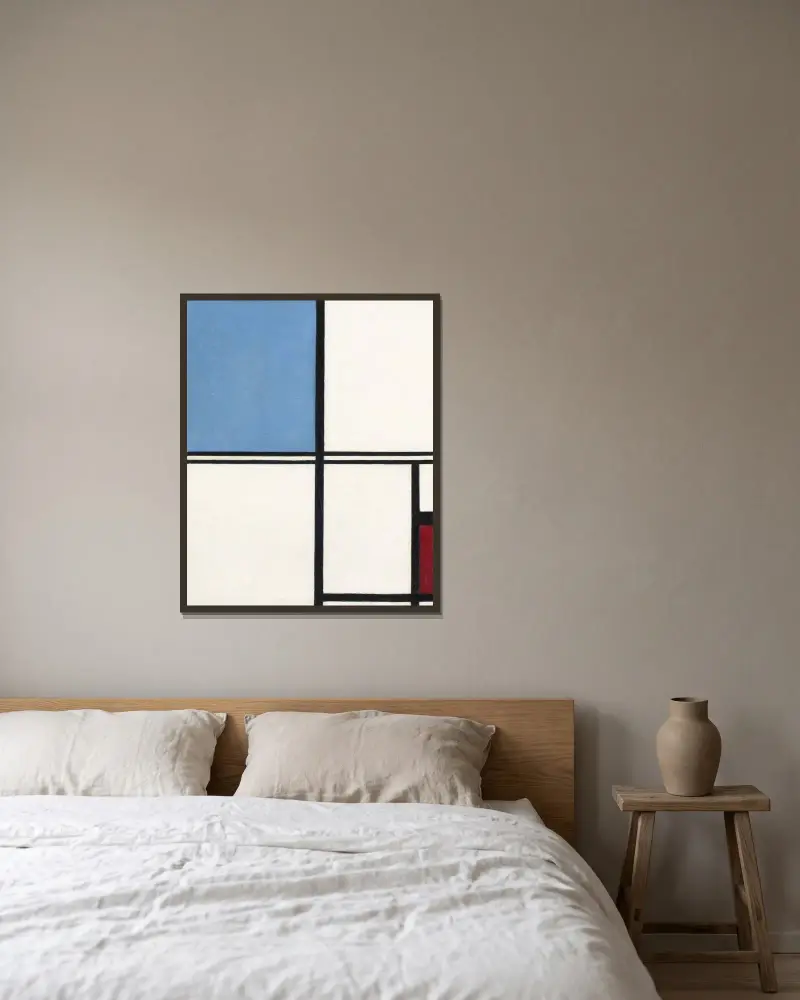 Kompozycja z niebieskim i czerwonym, Piet Mondrian w ramie na ścianie