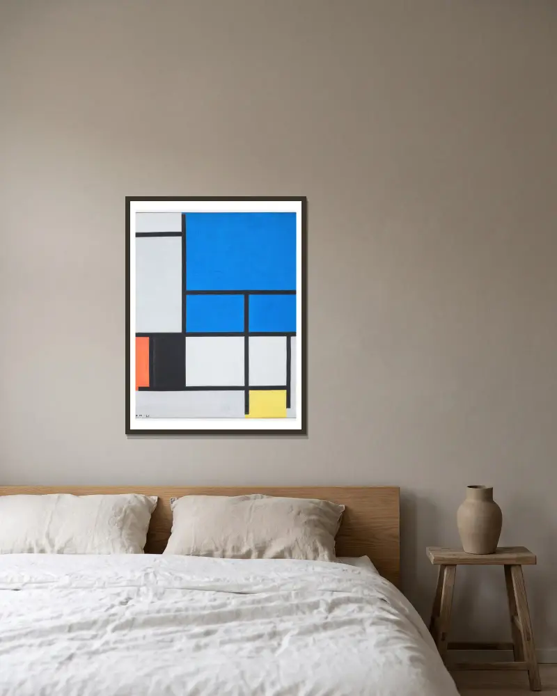 Komposition med stor blå yta, rött, svart, gult och grått av Piet Mondrian inramad på en vägg