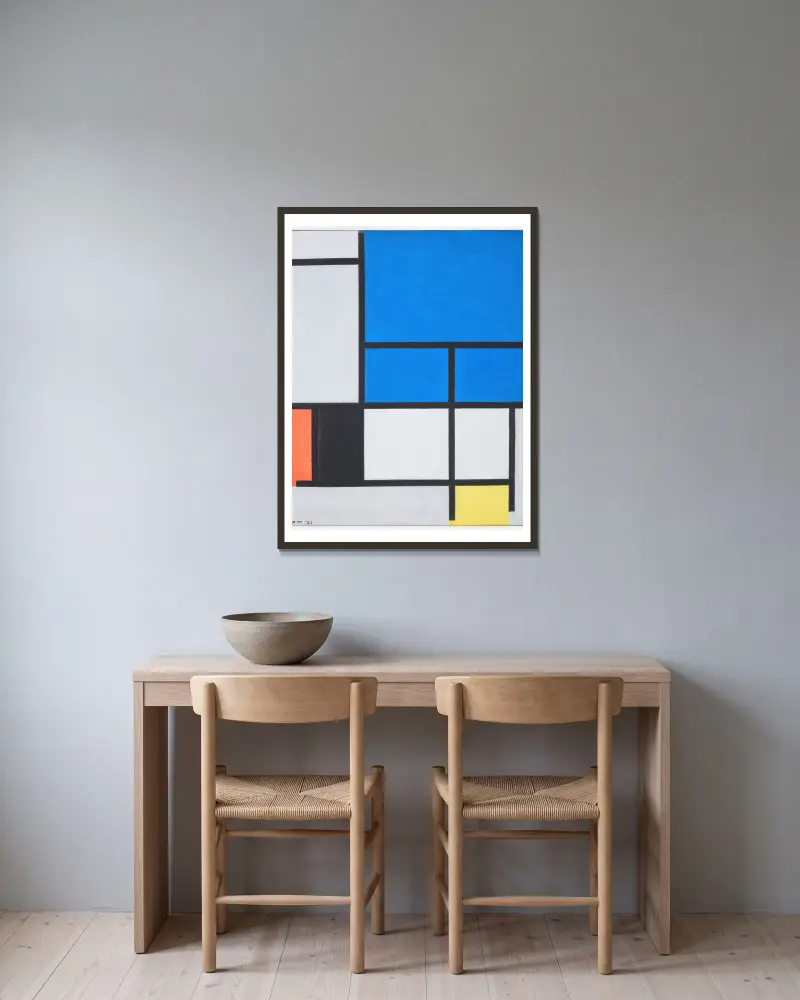 Komposition med stor blå yta, rött, svart, gult och grått av Piet Mondrian inramad på en vägg