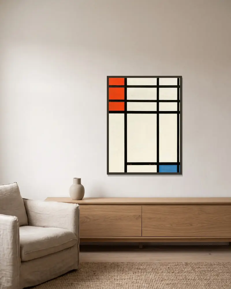 Komposition med rött och blått av Piet Mondrian inramad på en vägg