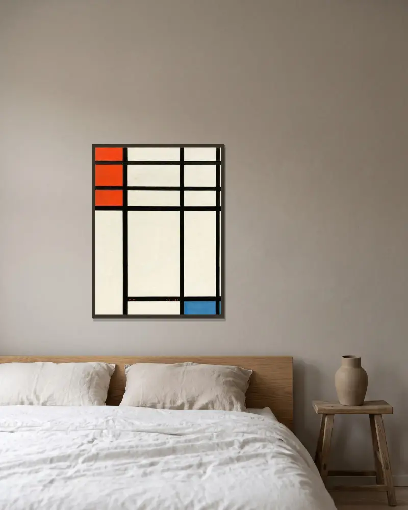 Komposition med rött och blått av Piet Mondrian inramad på en vägg