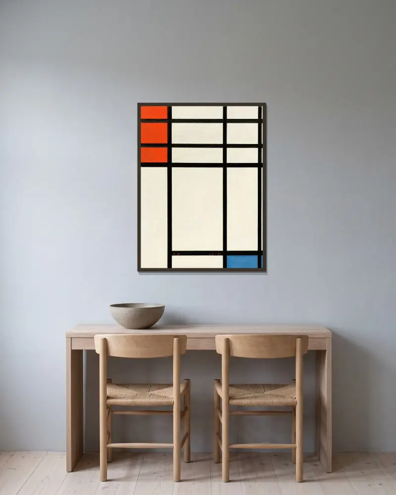 Komposition med rött och blått av Piet Mondrian inramad på en vägg