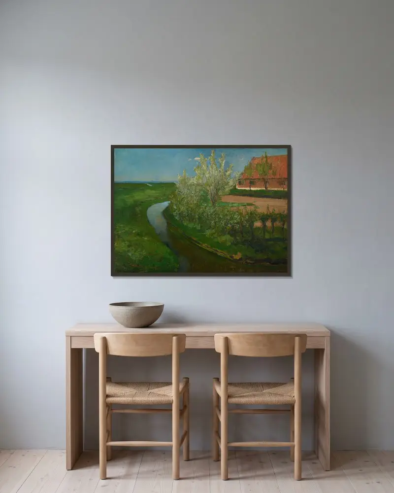 Böjd bevattningskanal intill gårdsplan med blommande träd av Piet Mondrian inramad på en vägg