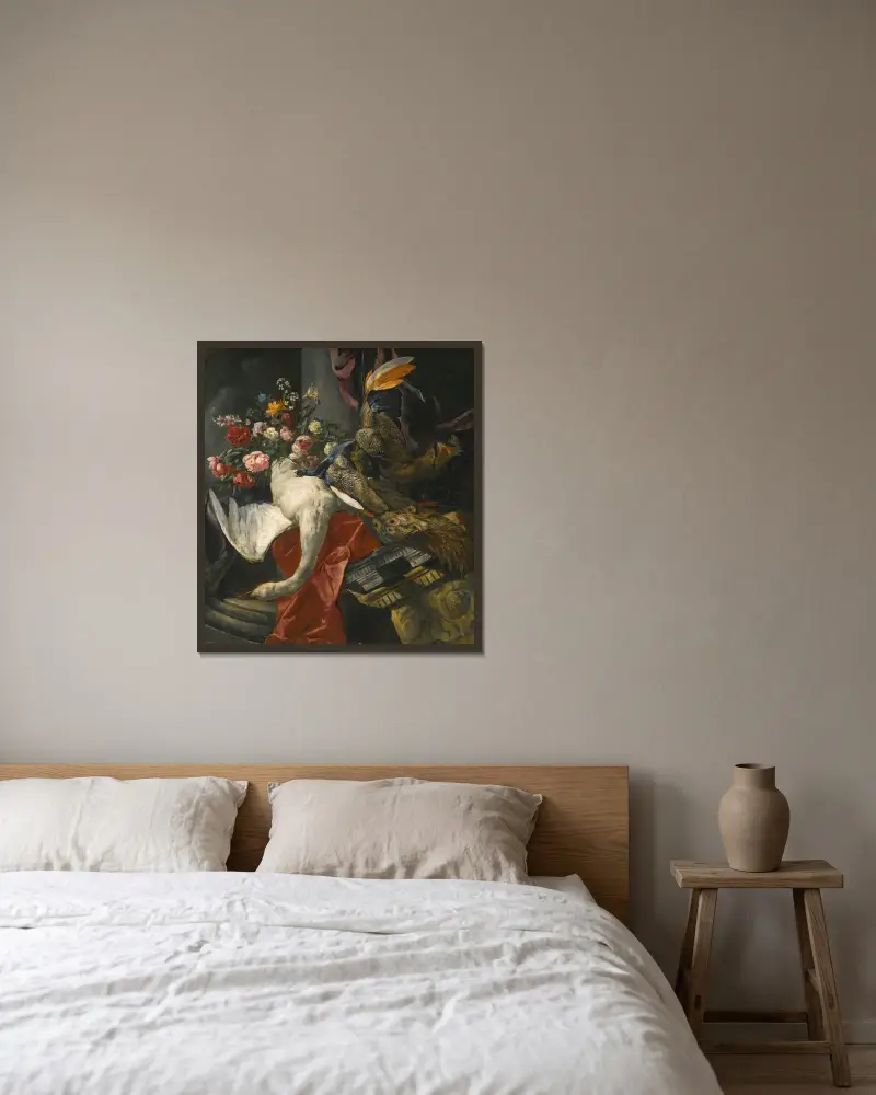 Stillleben mit Pfingstrosen, Rosen und anderen Blumen in einer Terrakottavase, zusammen mit einem Schwan, einem Pfau und einem Wildschweinskopf, auf einem roten Tuch und einem antiken Architekturfragment ruhend von Pieter Boel gerahmt an einer Wand