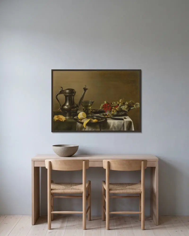 En skalad citron på en tenntallrik, en tennkanna, ett roemer, krusbär och röda vinbär i ett fat, en kniv, på ett delvis draperat bord av Pieter Claesz inramad på en vägg