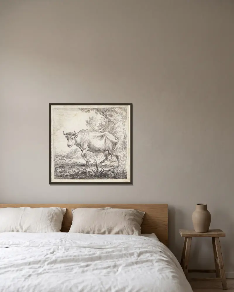 Gående ko av Nicolaes Pietersz. Berchem inramad på en vägg