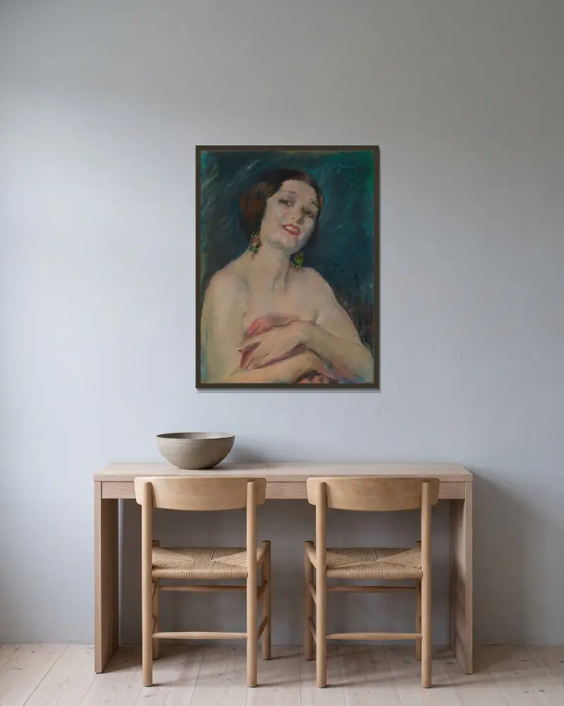 Modell med draperi av Alice Pike Barney inramad på en vägg