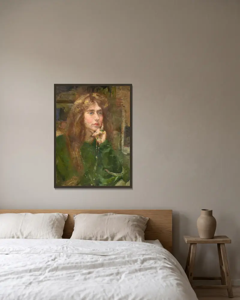 Natalie med halsband av Alice Pike Barney inramad på en vägg