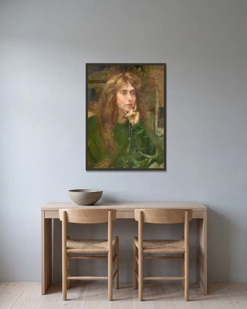 Natalie med halsband av Alice Pike Barney inramad på en vägg