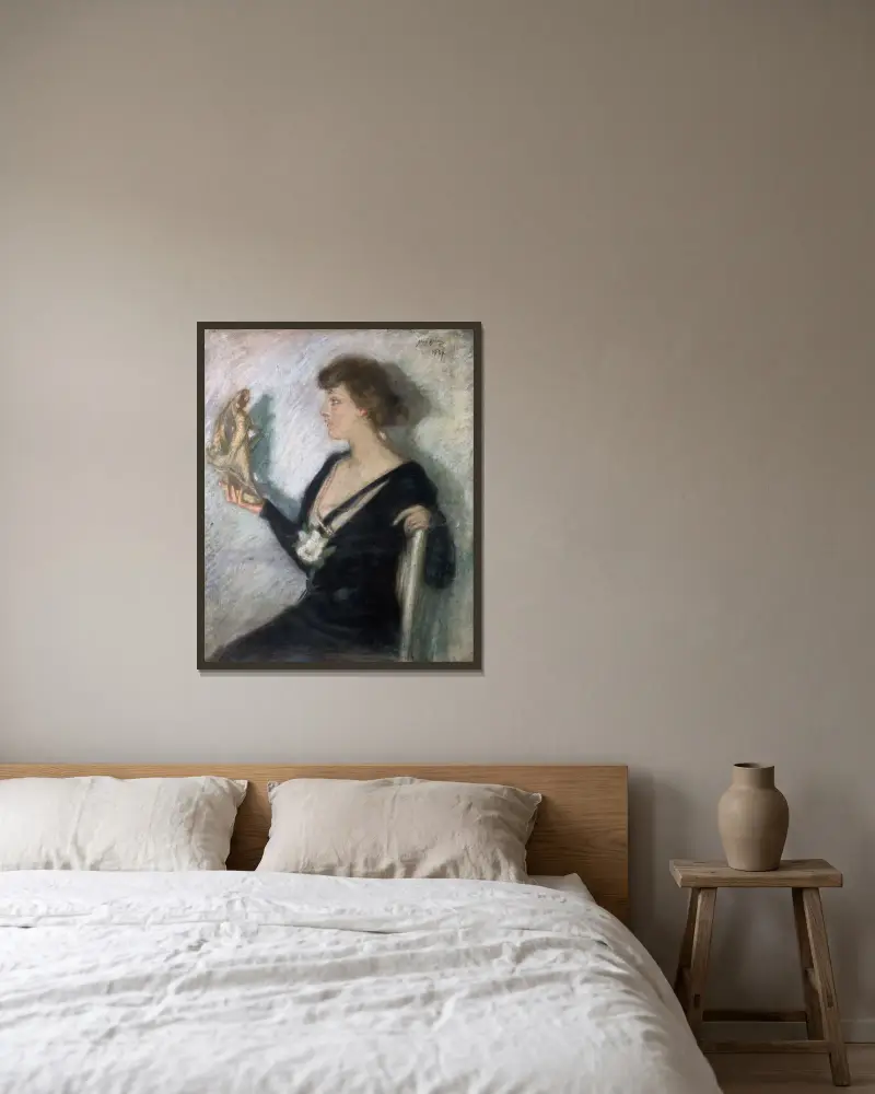 Tanagrafiguren av Alice Pike Barney inramad på en vägg