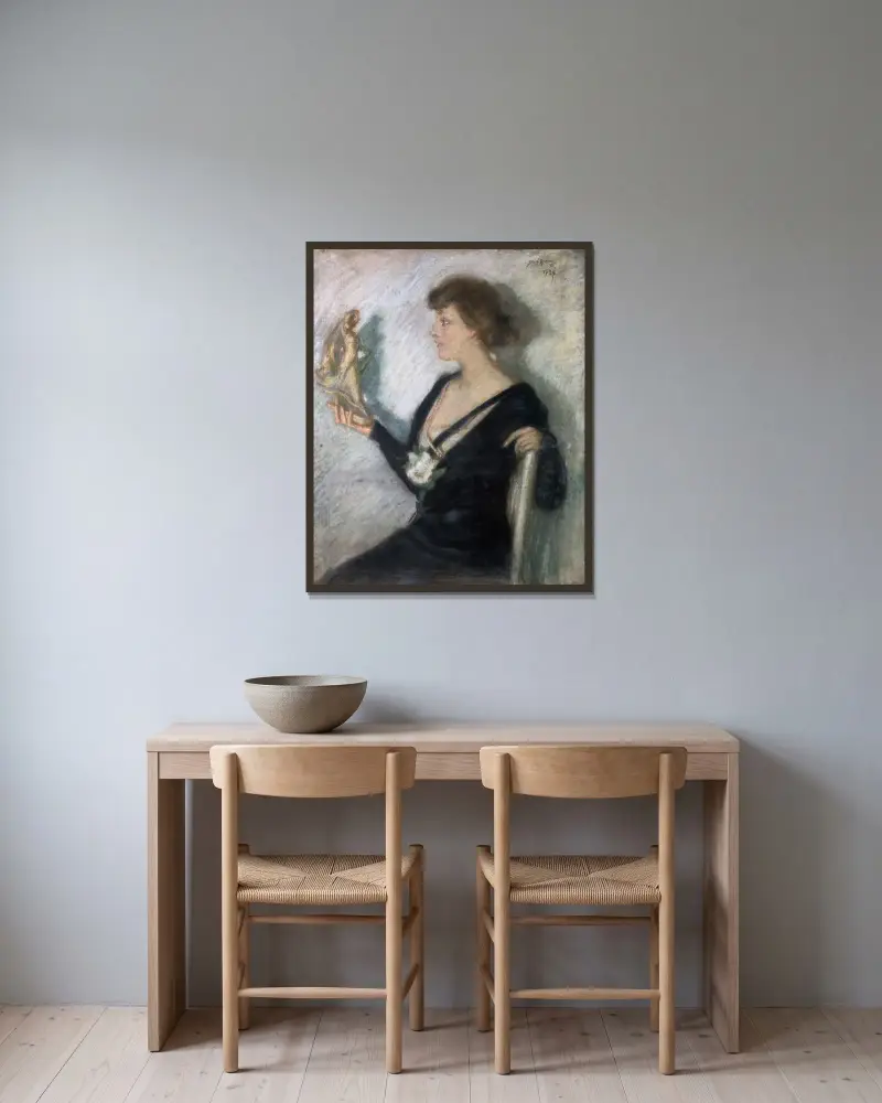 Tanagrafiguren av Alice Pike Barney inramad på en vägg