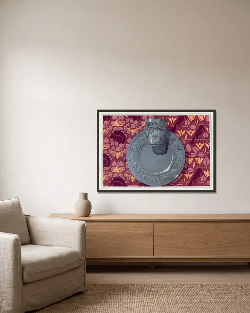 Eichhörnchen, Vögel und Haselnuss, Wandbehang. Ziege und Weinrebe, Silberbecher. Raben und Magnolie, Wandbehang von Maurice Pillard Verneuil gerahmt an einer Wand