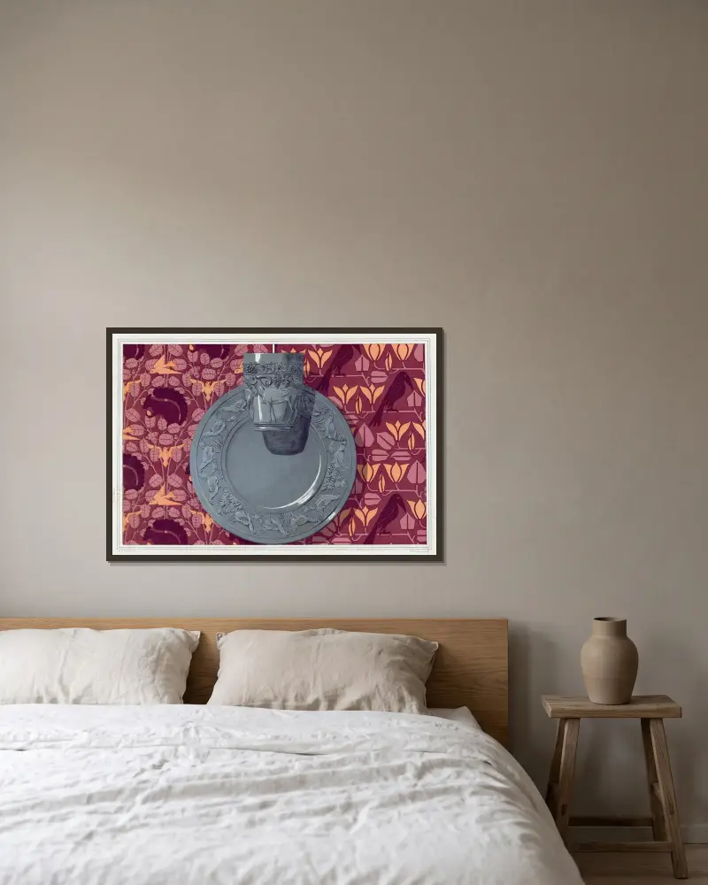 Eichhörnchen, Vögel und Haselnuss, Wandbehang. Ziege und Weinrebe, Silberbecher. Raben und Magnolie, Wandbehang von Maurice Pillard Verneuil gerahmt an einer Wand