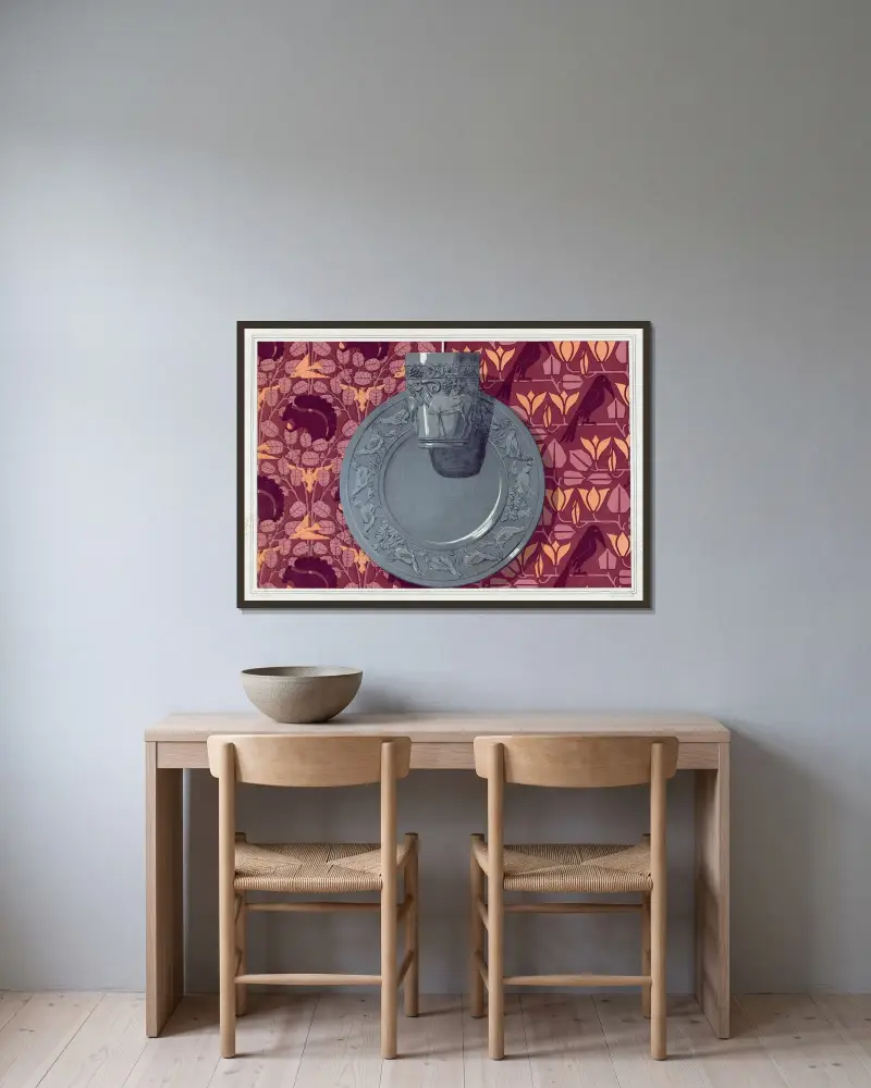 Eichhörnchen, Vögel und Haselnuss, Wandbehang. Ziege und Weinrebe, Silberbecher. Raben und Magnolie, Wandbehang von Maurice Pillard Verneuil gerahmt an einer Wand