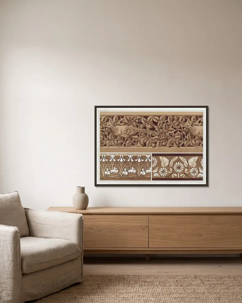 Faisan et ronces, bois sculpté à jour. Papillons et libellules, marqueterie. Canards et iris, pochoir. av Maurice Pillard Verneuil inramad på en vägg