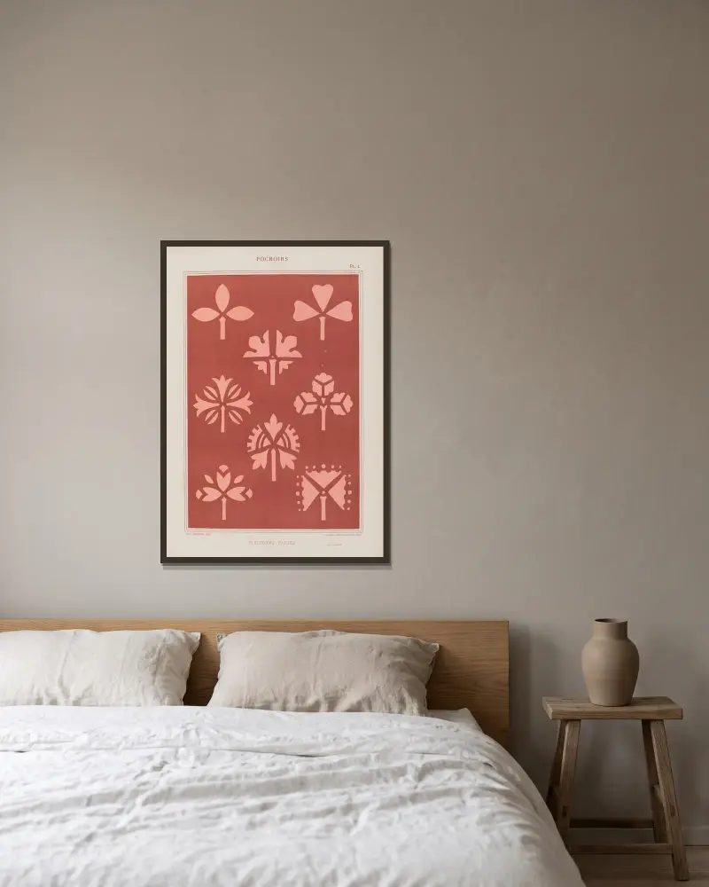 Varierande blomsterornament av Maurice Pillard Verneuil inramad på en vägg