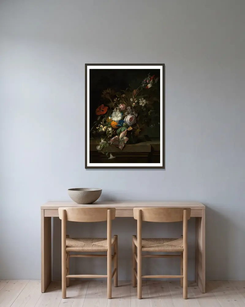 Tulpaner, ros, kaprifol, äppelblom, vallmo och andra blommor i en glasvas, med en fjäril, på en marmorkant av Rachel Ruysch inramad på en vägg