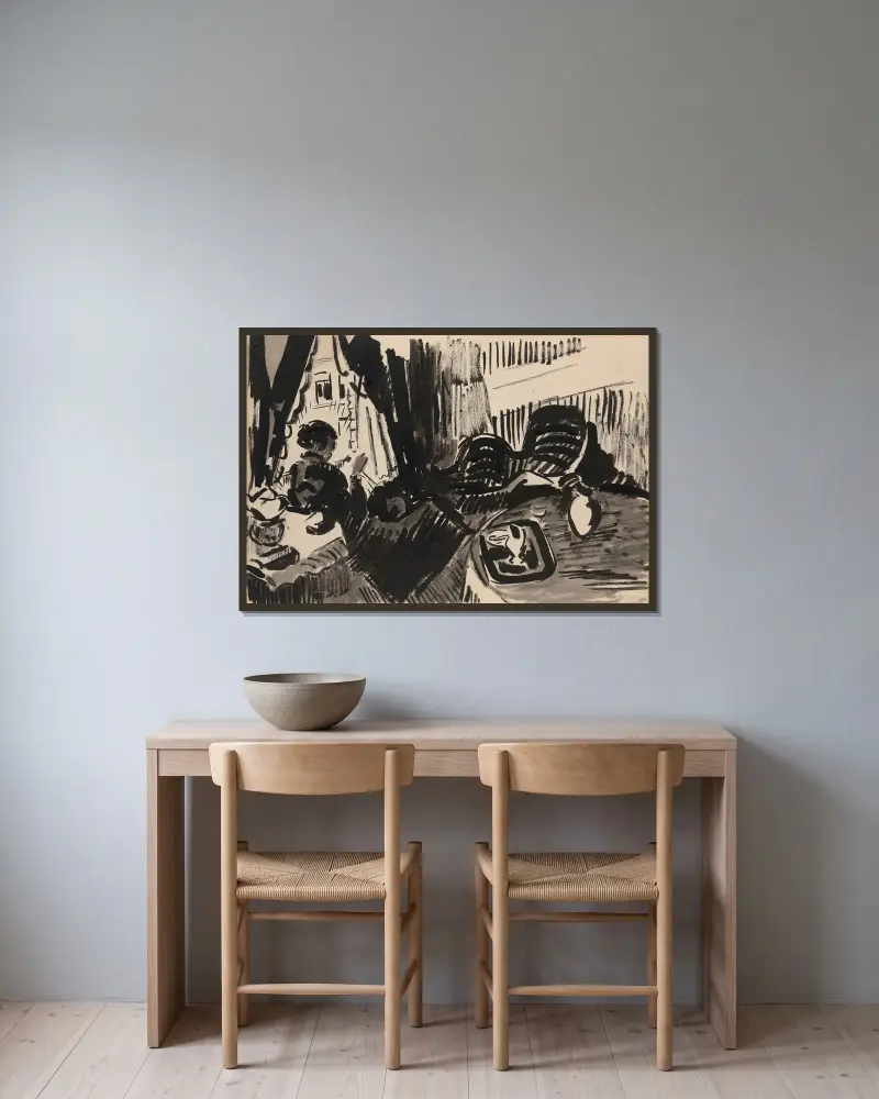Nel nähend vor dem Schmetterlingssofa von Rik Wouters gerahmt an einer Wand