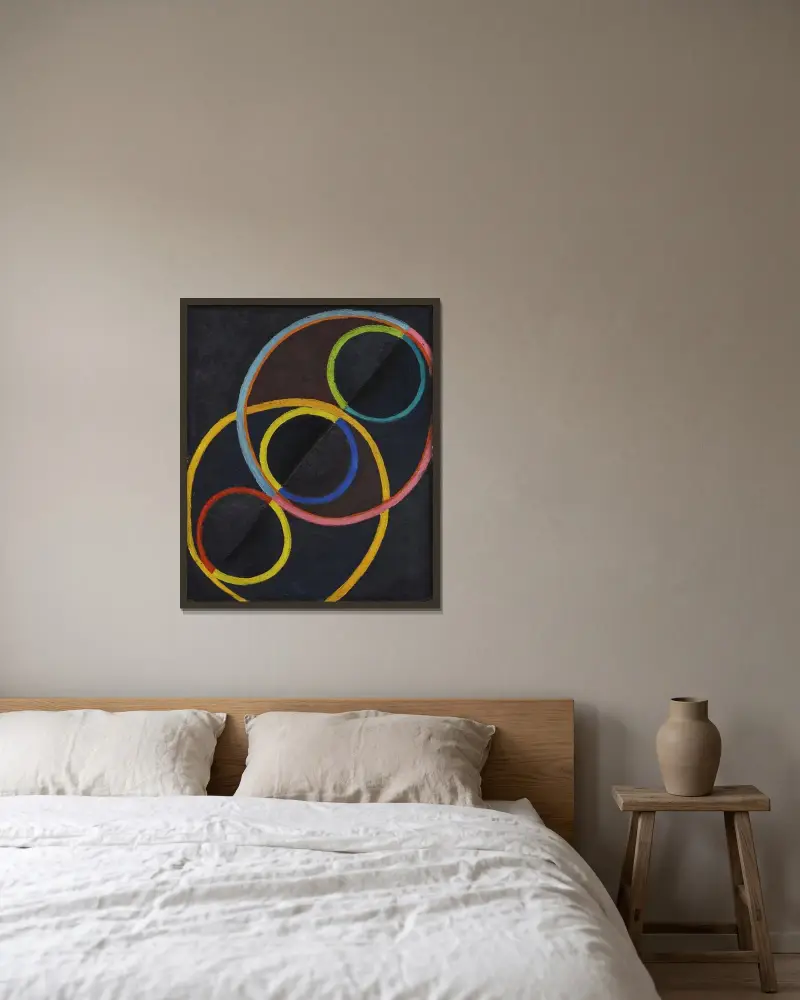 Svart relief med färgcirklar av Robert Delaunay inramad på en vägg