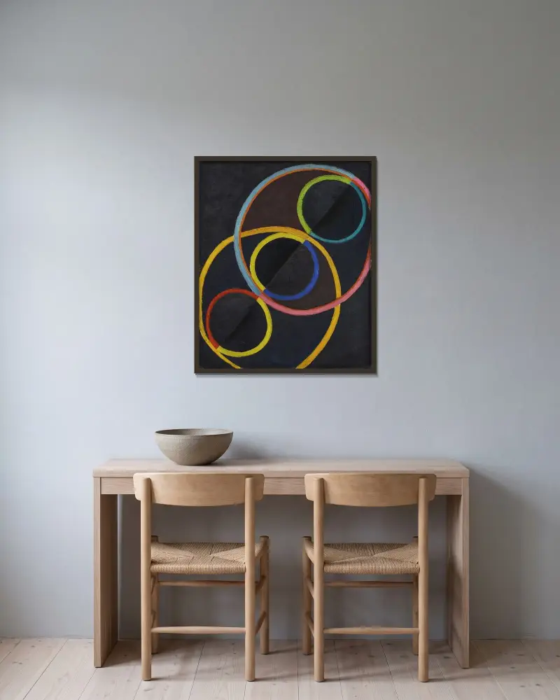 Svart relief med färgcirklar av Robert Delaunay inramad på en vägg