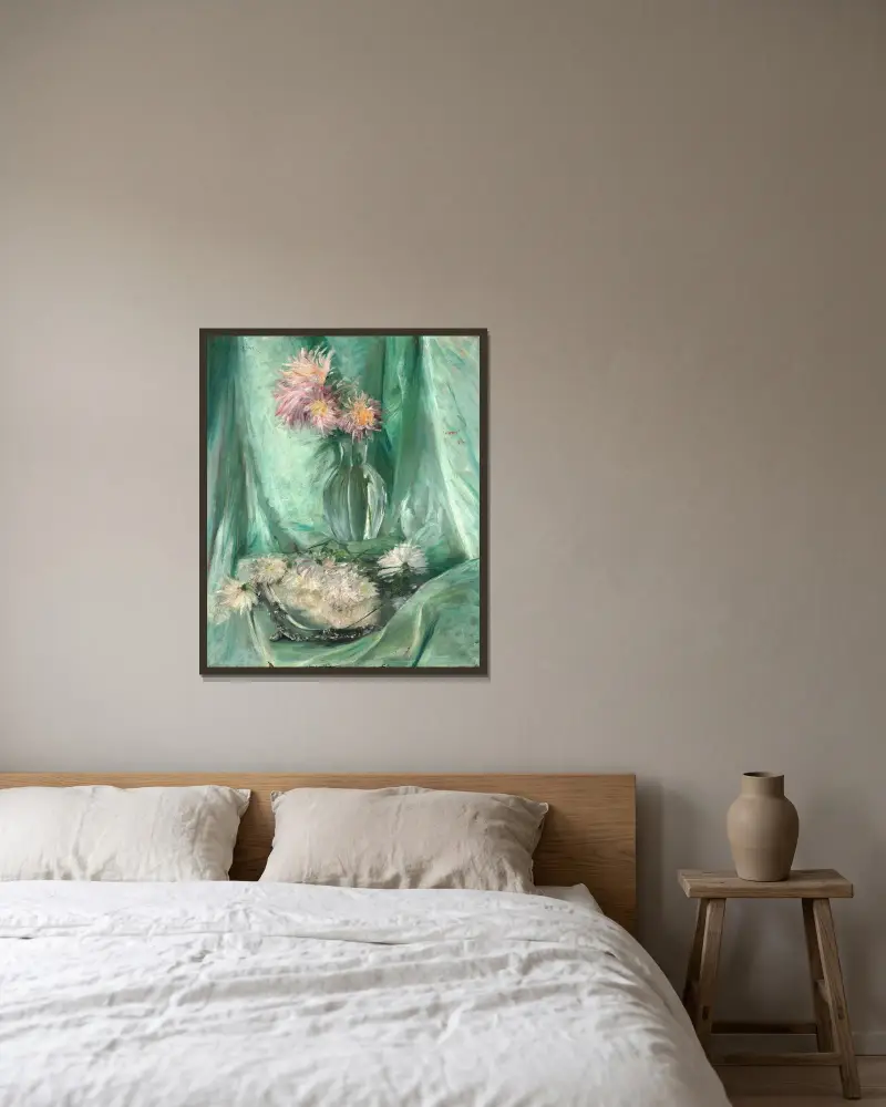 Chrysantemums av Robert Thegerström inramad på en vägg