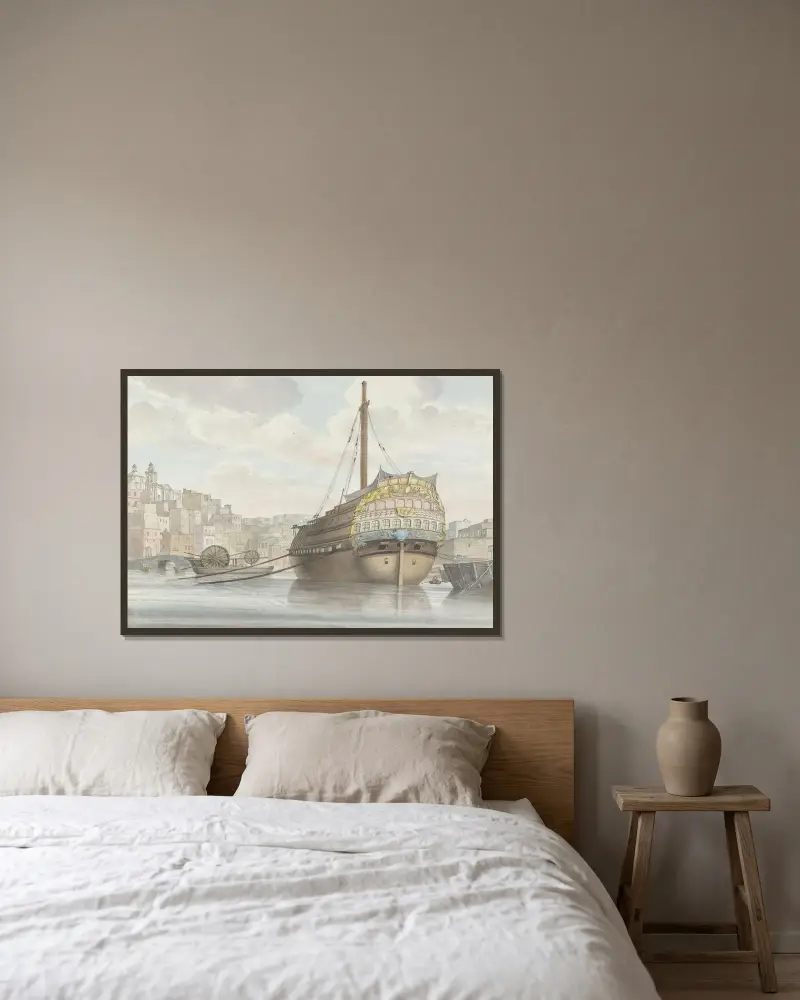 Vy över hamn med galärfartyg nära varvet av Abraham-Louis-Rodolphe Ducros inramad på en vägg